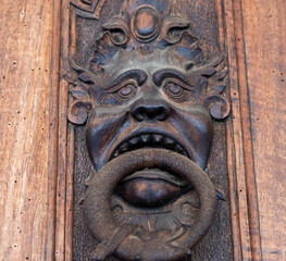 battacchio di un vecchio portone