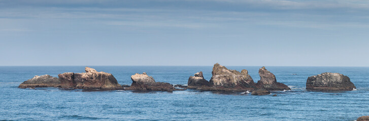 Fototapeta na wymiar panoramic view of rocky outrcops at Bandon Beach, Oregon, USA
