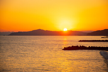高知県桂浜の龍王宮から眺める美しい夕暮れの風景