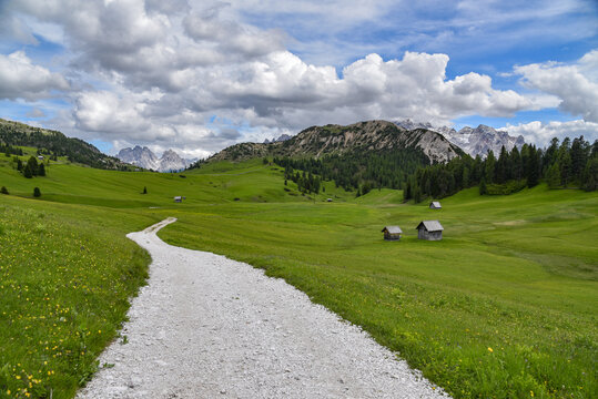 Wanderweg auf der Plätzwiese in den Dolomiten