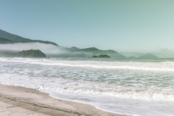 Pequena ilha vista da praia num cenário idílico