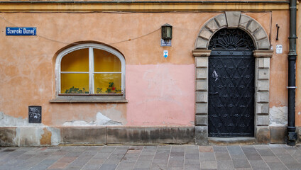 Fototapeta na wymiar Stare Miasto, starówka, warszawa drzwi i okno