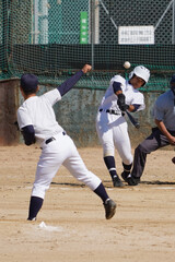 Obraz premium 打球を放つ左打者（高校野球の練習試合）
