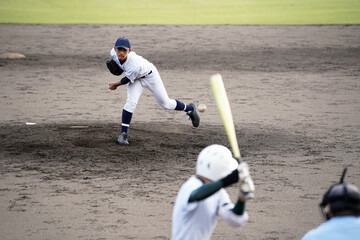 左ピッチャーの投球（高校野球）