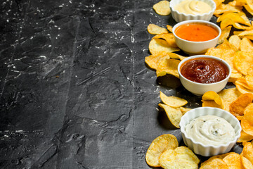 Obraz na płótnie Canvas Potato chips with different sauces.