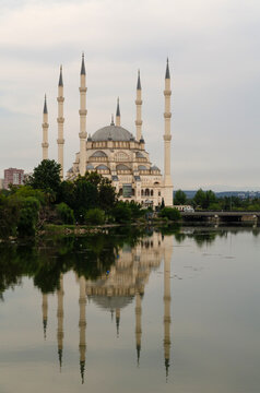 Sabancı Merkez Mosque, one of the largest Mosques in Turkey on the banks of the Seyhan River, Adana, Turkey.