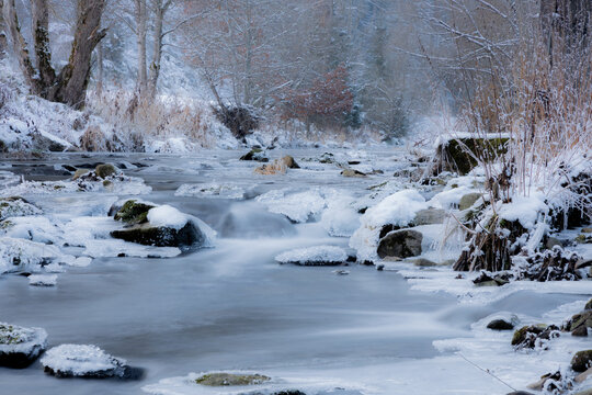 Der Flu&szlig; Breg, einer der beiden Fl&uuml;sse aus denen sp&auml;ter die Donau erw&auml;chst. Fast komplett &uuml;berfroren, eingefangen an einem kalten Winter Abend.