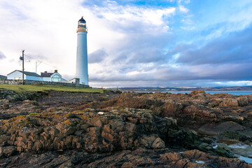 Obraz premium Lighthouse on the coast of the North Sea in Scotland against a dramatic sky