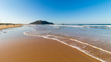 Onda suave quebrando na areia da praia brasil santa Catarina florianopolis praia do santinho