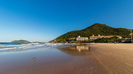 céu e montanha refletida na areia da praia brasil santa Catarina florianopolis praia do santinho 