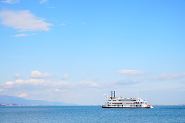 琵琶湖と青空と観光船