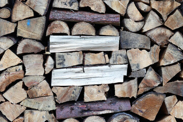 Skład drewna opałowego przygotowane na mroźną zimę. 