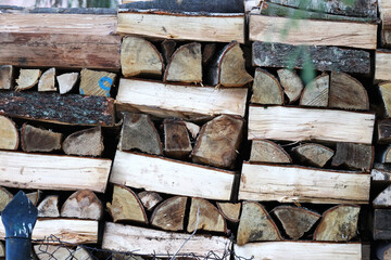 Skład drewna opałowego przygotowane na mroźną zimę.  - obrazy, fototapety, plakaty