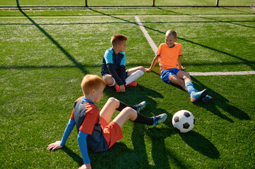 Teenage boys football team talking on soccer field © Nomad_Soul