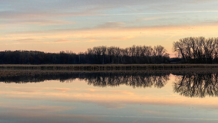 Fototapeta na wymiar sunset over the lake