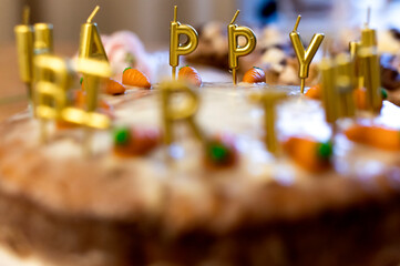 Happy Birthday Kerzen auf Geburtstags Kuchen