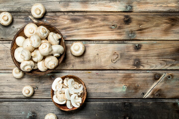 Fototapeta na wymiar Fresh mushrooms in bowl.