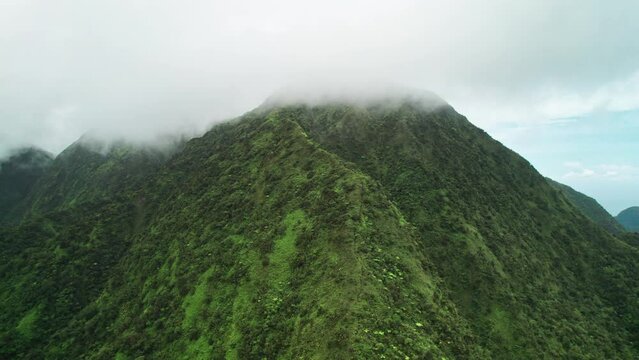 Martinique, les Pitons du Carbet dans la brume
