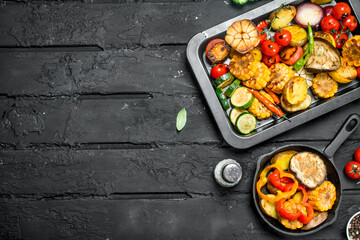 Different grilled vegetables in a pan.
