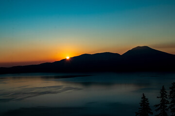 Fototapeta na wymiar Sunrise over Crater Lake