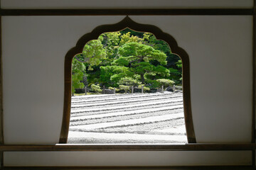 京都銀閣寺の花頭窓から眺める禅の庭