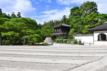 夏の京都市左京区 世界遺産銀閣寺