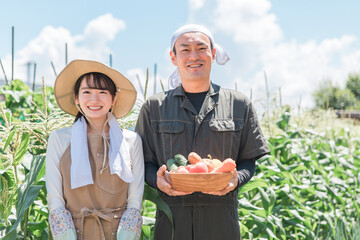 野菜を持った農業・農家・家庭菜園をするアジア人男女（移住・スローライフ・田舎暮らし・生産者） - obrazy, fototapety, plakaty