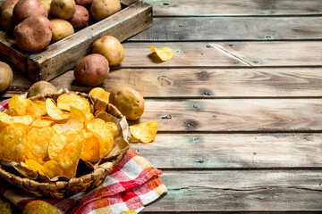 Obraz na płótnie Canvas Potato chips in the basket.