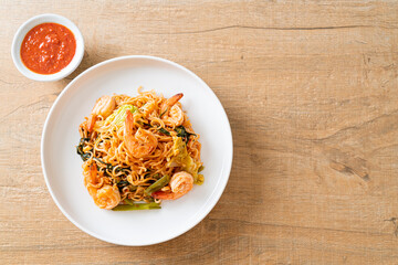 Stir-fried instant noodles sukiyaki with shrimps