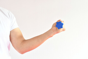 Hombre latino haciendo ejercicios de brazo con pesas pequeñas. Espacio para texto al lado derecho.