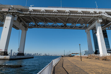 冬晴れの大黒ふ頭西緑地から横浜港と横浜ベイブリッジ