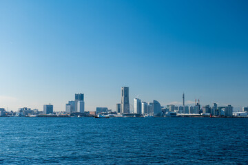 Fototapeta na wymiar 穏やかな日の横浜港とみなとみらい　大黒ふ頭からの眺め
