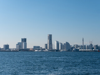 Fototapeta na wymiar 穏やかな日の横浜港とみなとみらい　大黒ふ頭からの眺め
