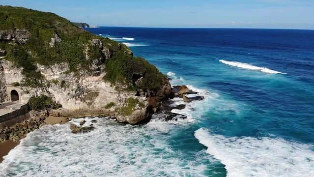 Olas chocando contra acantilado