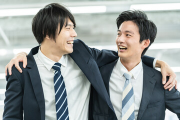 肩を組む日本人ビジネスマン