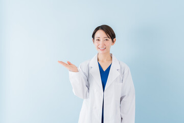 案内する日本人女性