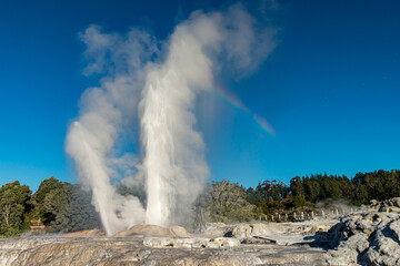 吹き上げる熱水