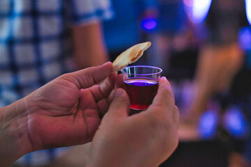 Tomando la comunión y el concepto de la Cena del Señor
