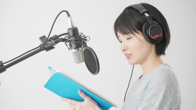 アフレコをする若い女性　ナレーターイメージ