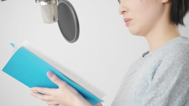アフレコをする若い女性　声優イメージ	
