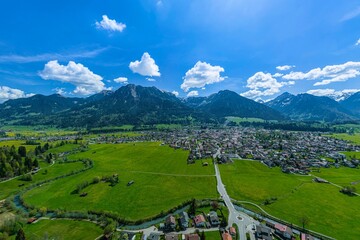 Ausblick ins südliche Allgäu bei Oberstdorf im Frühling