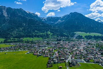Blick auf Oberstdorf in den Allgäuer Alpen im Frühjahr