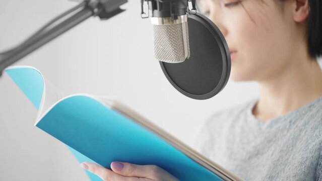 アフレコをする若い女性　声優イメージ	