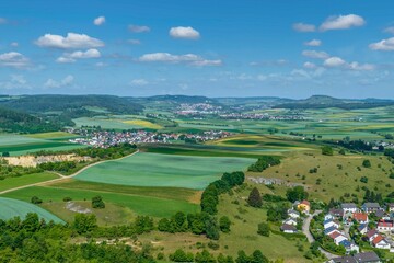 Fototapeta na wymiar Naturlandschaft am südlichen Rand des Nördlinger Rieses - Ausblick zum Ipf und nach Bopfingen