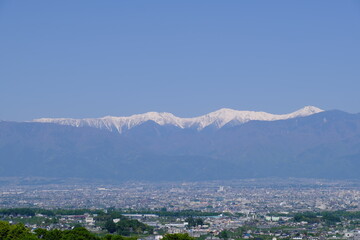 南アルプスと山梨の街並み風景
