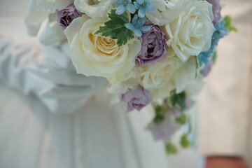 結婚式で花嫁がブーケを手に持っているアップ