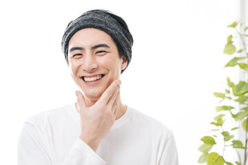 へアバンドをした男性のとても使いやすい美容イメージ　カメラ目線