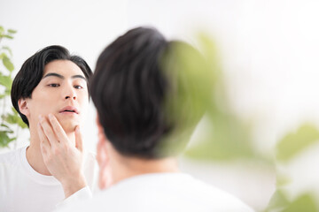 朝の準備をするアジア系男性のアップ