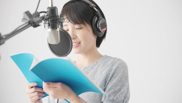 アフレコをする若い女性　ナレーターイメージ	
