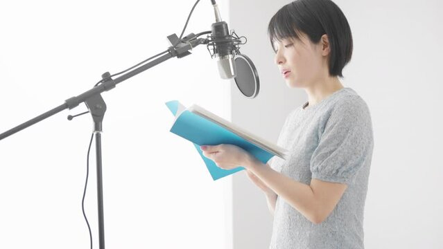 アフレコをする若い女性　声優イメージ